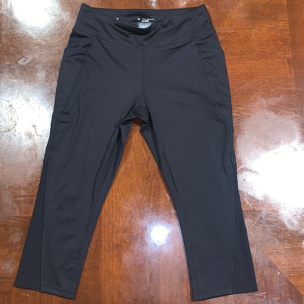 Cute black leggings with pockets.